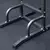 Base de una estación rack multifunción para fitness y musculación, estructura metálica robusta sobre piso de goma.