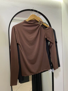 BLUSA POLIAMIDA DETALHE - OUTLET MODA FASHION LTDA