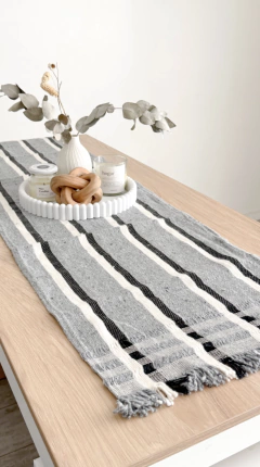 Camino Tilcara | Fondo gris rayas negras y blancas - We are Home