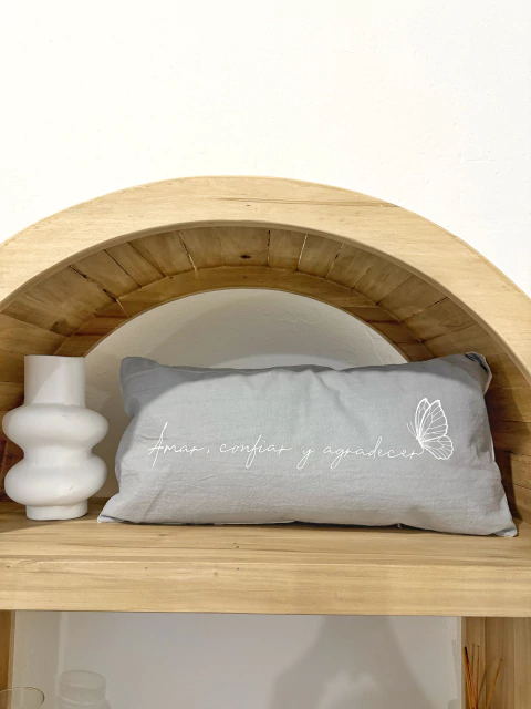 Almohadón completo | Amar, confiar y agradecer | Gris | 50x25cm - comprar online