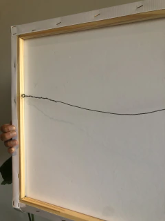 Detalle del reverso del mapamundi celeste oceánico en bastidor, mostrando la tela estirada y sujetada con grapas y un alambre para colgar