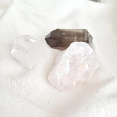Bag 3 Piedras - CUARZO ROSA, CUARZO CRISTAL y CUARZO AHUMADO - Ámbar accesorios