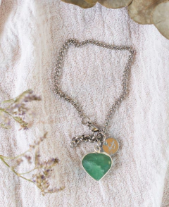 Imagen de PULSERA CORAZÓN CON AMATISTA, SODALITA, CUARZO VERDE, OJO DE TIGRE, CUARZO ROSA.