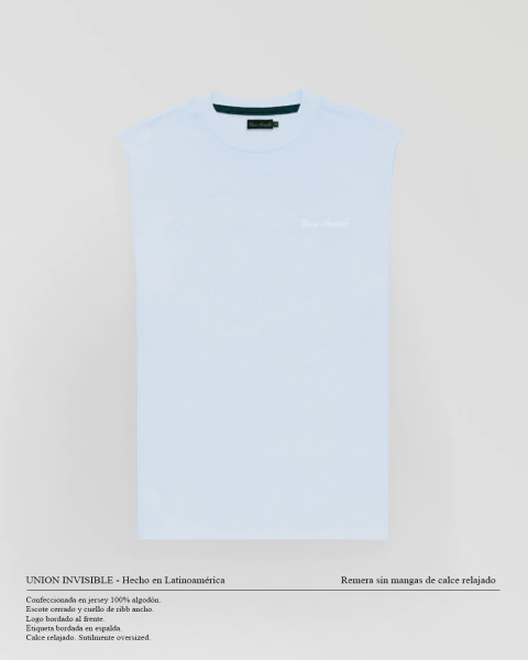 Remera sin mangas celeste y blanca calce a la cadera