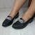 Mocassim feminino preto com correntes pratas