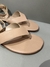 Sandália rasteira flat bege de dedo tiras cruzadas no tornozelo - comprar online
