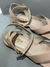 Sandália rasteira flat bege de dedo tiras cruzadas no tornozelo - Becca Calçados Numeração especial | Sapatos Grandes | Plus Size