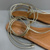 Sandália Rasteira de Dedo em Couro Dourada de Amarração - Becca Calçados Numeração especial | Sapatos Grandes | Plus Size