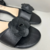 Sandália rasteira flat aplicação de flor e trançada no tornozelo Preta - comprar online