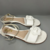 Sandália rasteira flat aplicação de flor e trançada no tornozelo off white