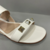 Sandália rasteira flat aplicações piramidais - comprar online