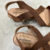 Sandália Elástico Becca Salto Quadrado Bloco Marrom - comprar online