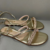 Sandália rasteira flat amarração dourada com tiras brilhosas - Becca Calçados Numeração especial | Sapatos Grandes | Plus Size