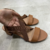 Sandália Elástico Becca Salto Quadrado Bloco Marrom - Becca Calçados Numeração especial | Sapatos Grandes | Plus Size