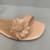 Sandália Rasteira Flor Bege Rosado Nude - Becca Calçados Numeração especial | Sapatos Grandes | Plus Size