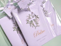 Conjunto de livros de orações com capa floral e cruz, personalizados com o nome Pedro e detalhes da Primeira Comunhão.