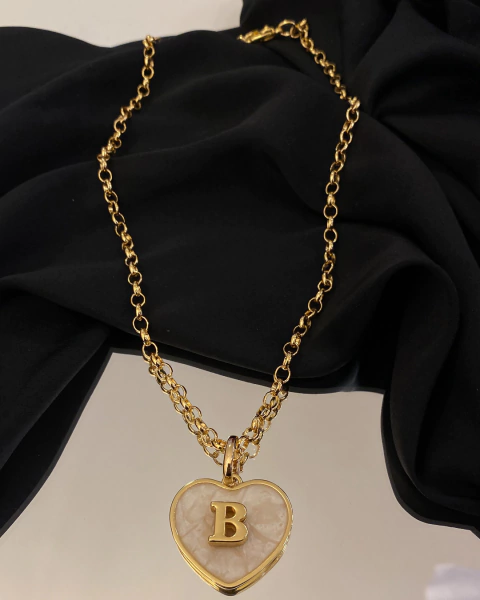 Colar Coracao Perolado com Inicial