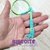 Foto: Pulseira zíper de plástico com uma faixa azul celeste e outra verde limão.