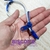 Foto: Pulseira zíper de plástico com uma faixa azul bic e outra branca.