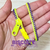 Foto: Pulseira zíper de plástico com uma faixa amarela e outra roxa.