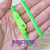 Foto: Pulseira zíper de plástico com uma faixa verde e outra verde limão.
