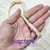 Foto: Pulseira zíper de plástico com uma faixa rosa bebê e outra verde limão.