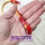Foto: Pulseira zíper de plástico com uma faixa vermelha e outra amarela.