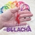Foto: Pulseira zíper de plástico com uma faixa vermelha e outra branca.