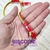 Foto: Pulseira zíper de plástico com uma faixa vermelha e outra verde limão.