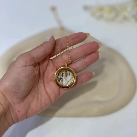 COLAR RELICÁRIO MAITÊ COM FOTO BANHADO A OURO 18K