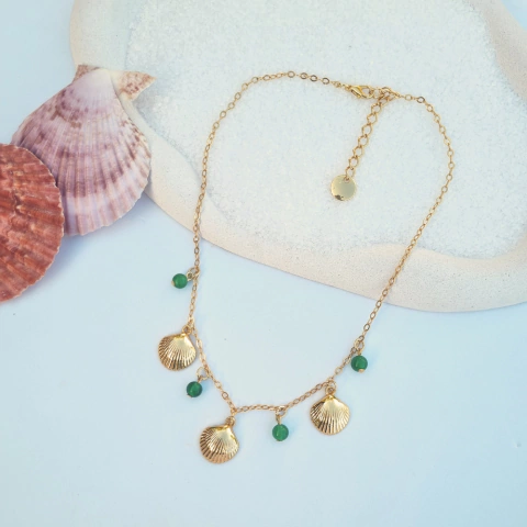 CHOCKER SERENA COM PEDRAS VERDE BANHADO A OURO