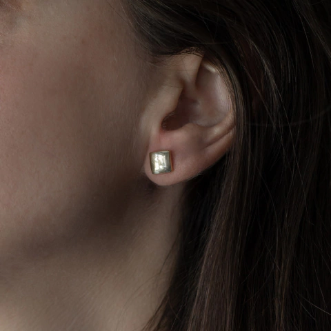 BRINCO QUADRADO PP BANHADO A OURO 18K