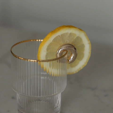 PIERCING DE ORELHA FAKE G BANHADO A OURO 18K