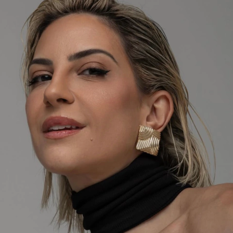 BRINCO LILI TEXTURIZADO BANHADO A OURO 18K