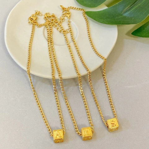 CHOKER COM PINGENTE PERSONALIZADO EM DADINHO COM LETRA