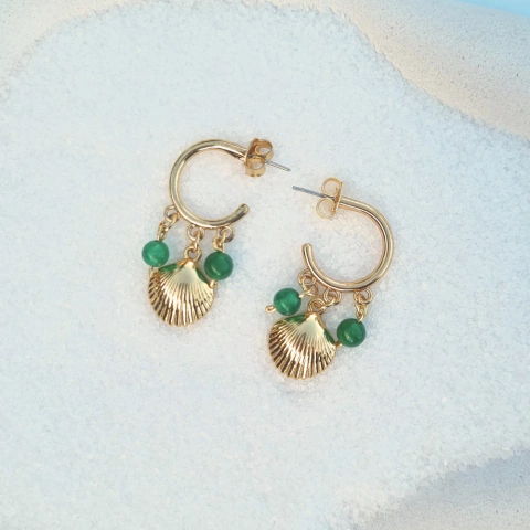 BRINCO ARGOLA SERENA COM PEDRAS VERDE BANHADO A OURO