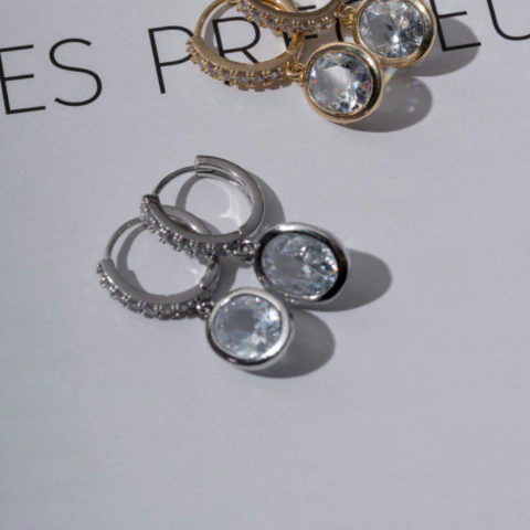 ARGOLA LILIAN CRAVEJADA COM ZIRCÔNIA BANHADO A RÓDIO BRANCO