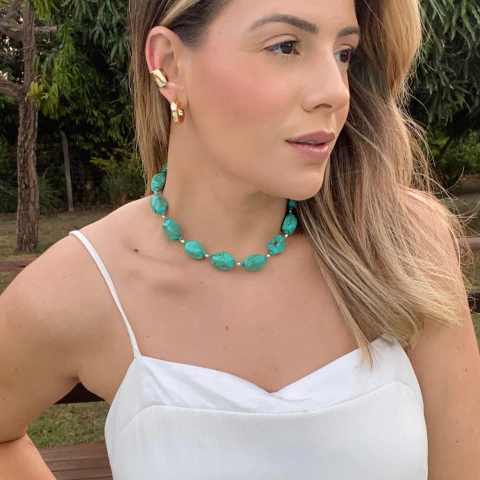 COLAR VALÉRIA EM RESINA E ACABAMENTOS BANHADO A OURO - comprar online