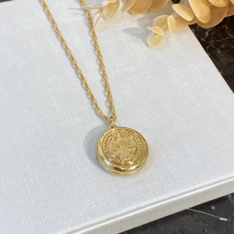 COLAR RELICÁRIO SÃO BENTO BANHADO A OURO 18K