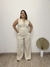 Calça pantalona textura em linho com botões dourado bege