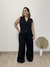 Calça pantalona textura em linho com botões dourado preto