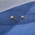 Jóia de titânio push pin dourado 2 pedras zircônia natural - comprar online