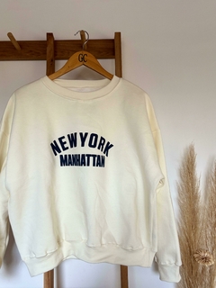 BUZO NEW YORK CREMA Y AZUL CON FRISA