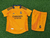 :Kit Infantil Real Madrid Away 24/25 - Laranja, para os pequenos torcedores do Real Madrid! A camisa mais desejada pelos fãs mirins: Kit Infantil Real Madrid Away 24/25 - Laranja. Mostre desde cedo a paixão pelo Real Madrid com o Kit Infantil Real Madrid 