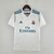 Camisa oficial do Real Madrid, modelo retro 17/18, Produto licenciado pela marca Adidas, Tecido leve e confortável, Design clássico e elegante, Ideal para torcedores e colecionadores, Camisa de alta qualidade, Cores tradicionais do clube, Escudo bordado e