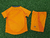:Kit Infantil Real Madrid Away 24/25 - Laranja, para os pequenos torcedores do Real Madrid! A camisa mais desejada pelos fãs mirins: Kit Infantil Real Madrid Away 24/25 - Laranja. Mostre desde cedo a paixão pelo Real Madrid com o Kit Infantil Real Madrid 
