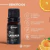 Frasco de óleo essencial de laranja com informações sobre benefícios, como redução de estresse e melhora do sistema imunológico.