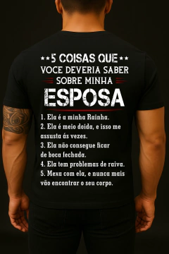Camiseta Masculina Preta Engracada 5 Coisas Sobre Minha Esposa Frase Divertida Presente Casal - comprar online