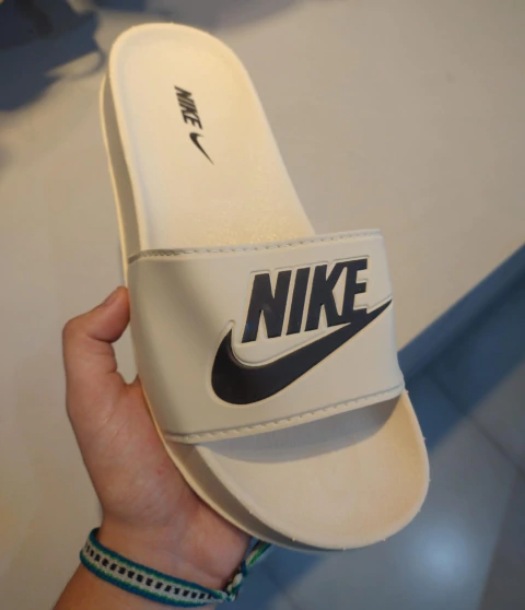 Chinelo Slide Nike - Off White - comprar online