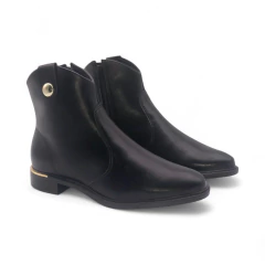 Bota Corta Taco 2 1/2 Ribete Aplique Boton Cierre Interno Napa Genebra Vizzano (3077120NG)